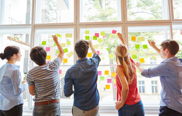 Identifier les besoins en formation Des personnes posent des post-its.
