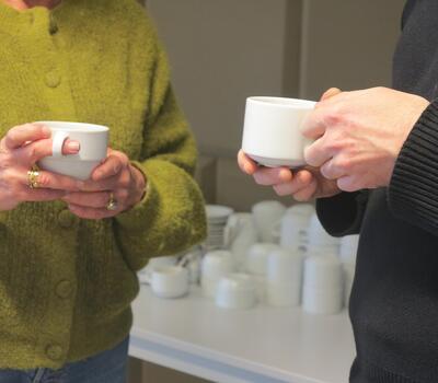 deux personnes tiennent des tasses
