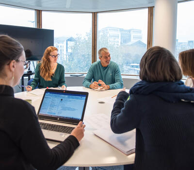 Des personnes discutent autour d'une table