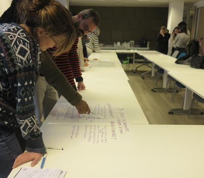 Des personnes discutent et travaillent